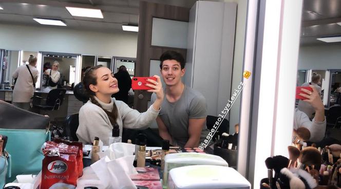 Wiktoria Gąsiewska i Jasper Sołtysiewicz na planie serialu Barwy szczęścia