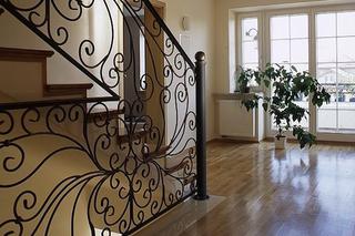 Balustrada drewniana, szklana a może ze stali nierdzewnej? Jak dopasować ją do schodów?