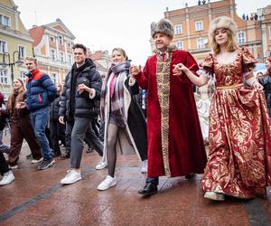 Maturzyści tańczą poloneza na Rynku w Opolu