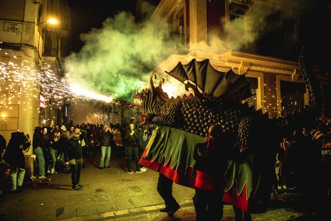 Ogień i diabły na ulicach Barcelony. Te zdjęcia zrobiono naprawdę 