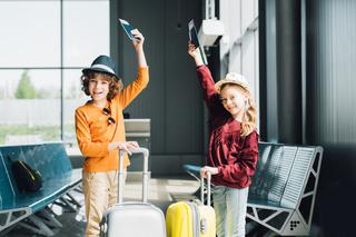 Planujesz wakacje za granicą? Zobacz, jak uzyskać paszport dla dziecka i ile czasu się czeka
