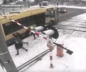 Tarnowska policja szuka pasażerów autobusu, który wjechał na tory w Woli Rzędzińskiej