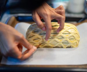 Wykwintne danie w wersji budżetowej? Cheeseburger Wellington zaskoczy podniebienie