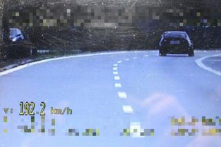 Pędził prawie 200 km/h, bo spieszył się na sprawdzian z matematyki. 19-latek słono za to zapłaci 