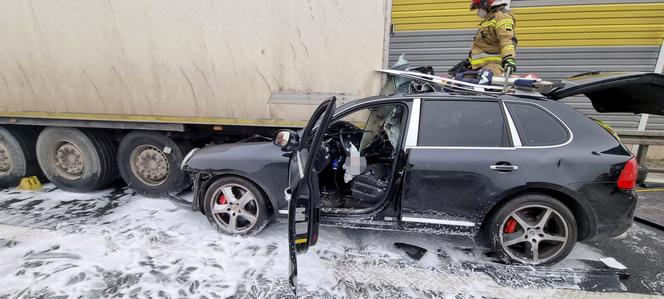 Potworny wypadek na S8 pod Zduńską Wolą! Porsche wjechało pod tira