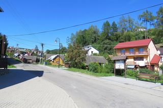 To jedna z najmniejszych małopolskich wsi. Kiedyś król Polski podarował ją biskupowi z Krakowa 