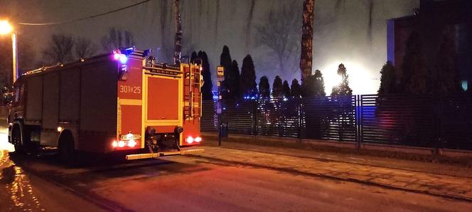 Kraków: Poteżny pożar archiwum Urzędu Miasta. Płoną dwie duże hale przy ulicy Na Załęczu. Akcja trwa [ZDJĘCIA]