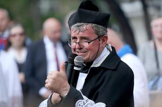 Ksiądz promuje cudowną wodę. Sanepid ostrzega
