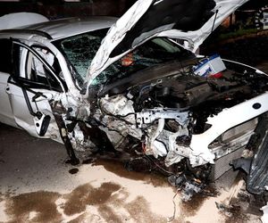 Bytom. 44-latek roztrzaskał auto na drzewie. Ford został zmiażdżony