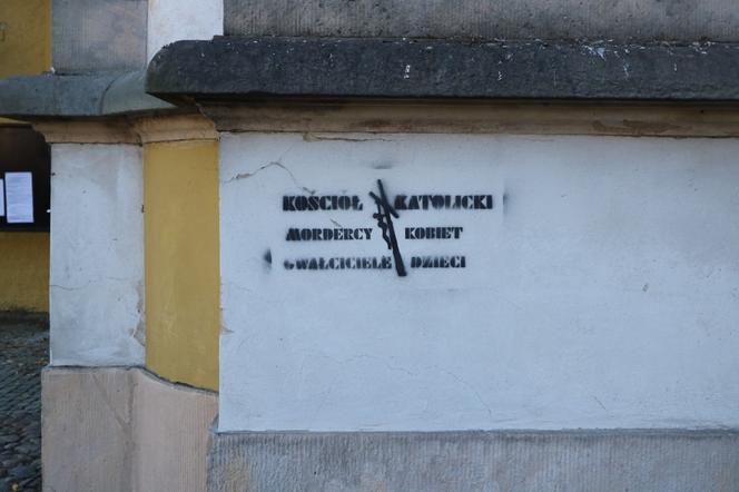 Graffiti, które pojawiło się w wielu miejscach Trzebnicy