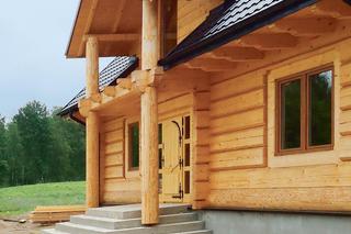 schody w domu z wysokim podpiwniczeniem