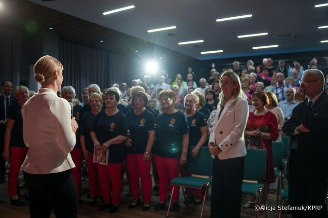 Marta Nawrocka śpiewała i gotowała z seniorami w Stalowej Woli