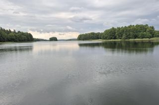 To jezioro pod Olsztynem przyciąga tajemniczą aurą. Trzeba zachować tam absolutną ciszę