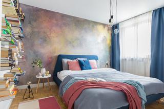 Ściana za łóżkiem – inspiracje: ręcznie barwiony beton architektoniczny