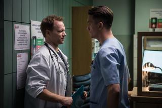 Diagnoza 4, odc. 2. Piotr Sadzik (Michał Czernecki), Szymon Brock (Maciej Stuhr)