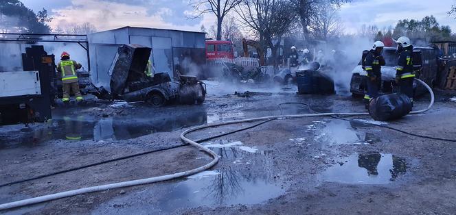 Pożar w Maurycowie. Płonęły maszyny i zbiorniki z łatwopalnymi cieczami