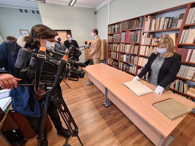 Premier Morawiecki i minister Gliński chcą przekazać Węgrom XV - wieczny manuskrypt w celu pogłębienia relacji polsko - węgierskich