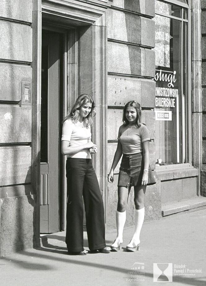 Moda lat 70. Czy naprawdę tak wiele się zmieniło? [GALERIA, ARCHIWALNE ZDJĘCIA]