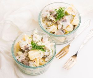 Do sałatki śledziowej dodaję te 3 warzywa. Zachwyca każdego podczas wigilijnej kolacji 