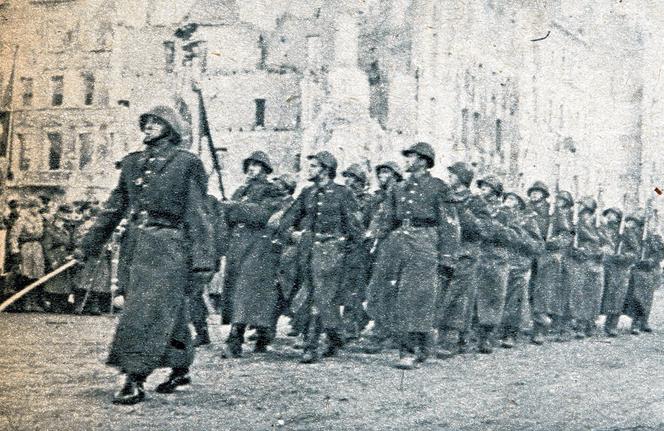 Defilada polskich oddziałów 1 Armii Wojska Polskiego w Alejach Jerozolimskich w Warszawie - 17.01.1945 rok. 