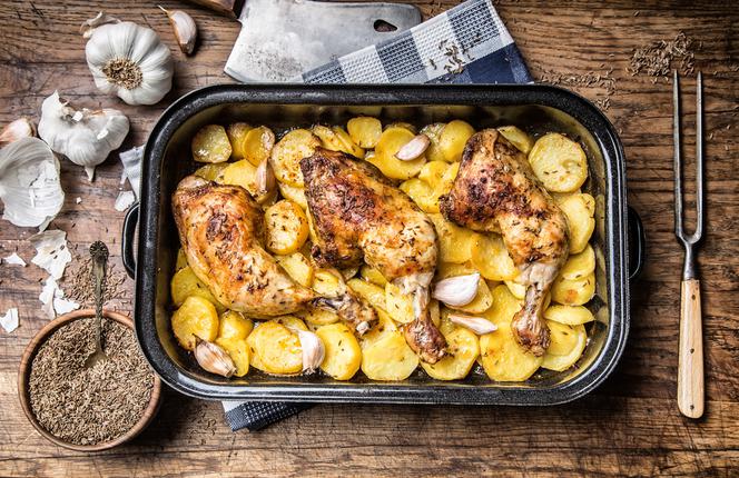 Nogi kurczaka pieczone z ziemniakami: przepis na soczysty i pożywny obiad