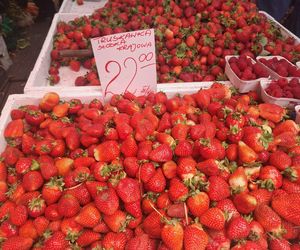 Ceny truskawek na Starym Kleparzu w Krakowie