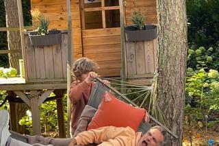 Barwy szczęścia nowy sezon na planie. Grześ (Noah Culbreth), jego ojciec (Jan Wieczorkowski)