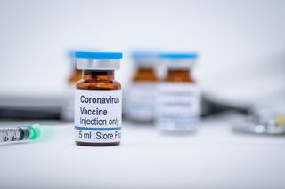 Szczepionka przeciw COVID-19 może uczulać. Alergolog wyjaśnia, co trzeba wiedzieć 