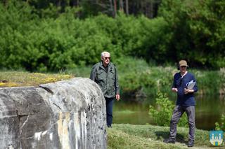 Sensacje XX wieku w Nowogrodzie. Wołoszański kręcił dokument na Podlasiu [ZDJĘCIA]