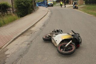 Młody motocyklista wypadł z zakrętu i uderzył w krawężnik. 23-latek zginął na miejscu