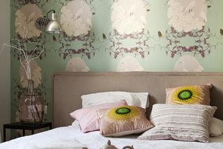 Tapeta w sypialni w kolorach pastelowych