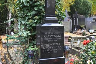 Grób Kaczyńskich góruje nad innymi 