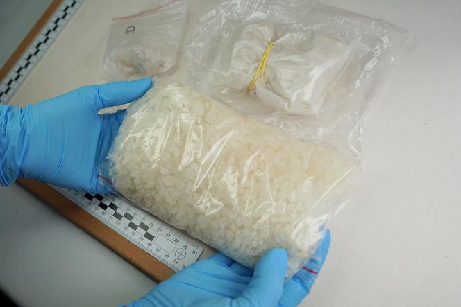 Policyjny nalot na mieszkanie w Toruniu. Zatrzymali 24-latka, znaleźli narkotyki