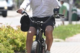 Cezary Pazura naprawia kręgosłup na rowerze