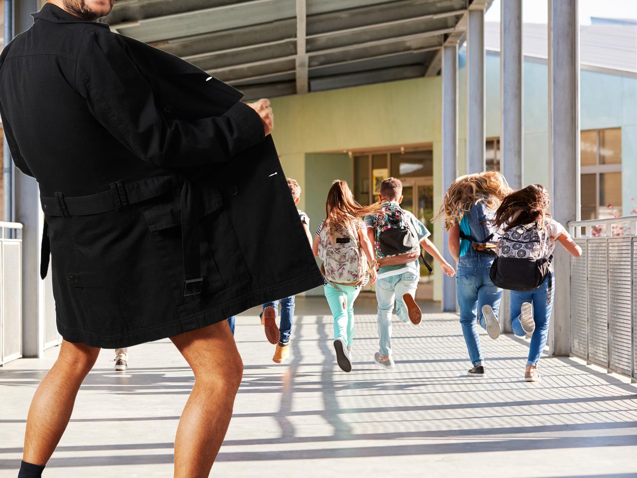 Zboczeniec pod szkołą w Kielcach! Rodzice i uczniowie przerażeni!