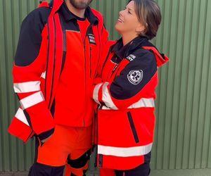 Na sygnale na planie. 6. rocznia ślubu Strzeleckich. Martyna (Monika Mazur), Piotr (Dariusz Wieteska)