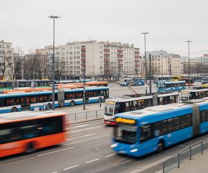 Komunikacja miejska w Warszawie. Jak dojechać na cmentarze w dniach Wszystkich Świętych?