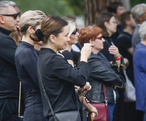 Fani i artyści żegnają Joannę Kołaczkowską. Pogrzeb artystki na Powązkach [ZDJĘCIA]