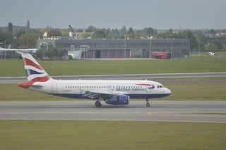 Samoloty na płycie warszawskiego lotniska im. Chopina