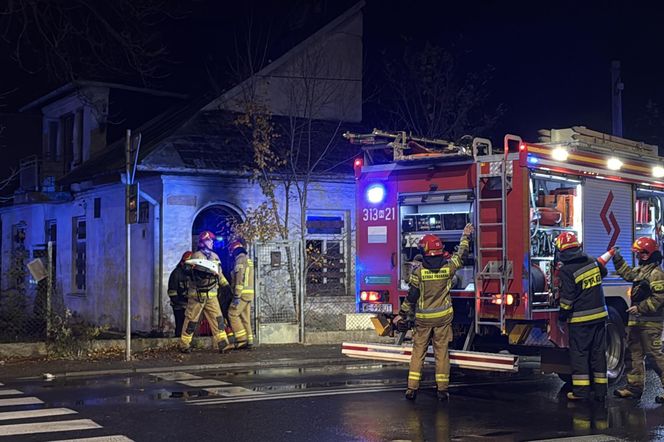 Niebezpieczny pożar w Warszawie. Trzy osoby zatrute dymem, jedna reanimowana