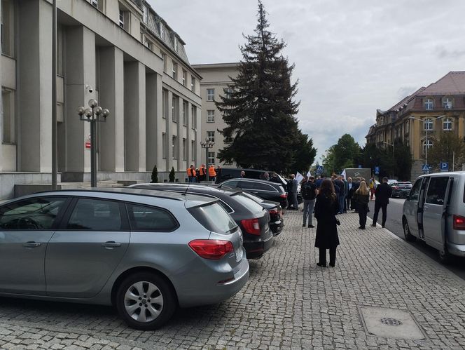 Konferencja prasowa hutników przed Ministerstwem Przemysłu w Katowicach