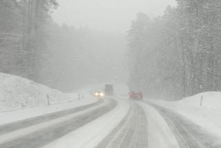 Na Warmii zamiast wiosny jest ŚNIEŻYCA! Intensywne opady śniegu utrudniają jazdę [ZDJĘCIA]