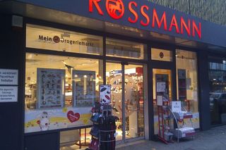 Rossmann rozdaje prezenty. Ale tylko niektórym klientom. Na czym polega nowa akcja?