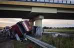  Wypadek na A2 pod Zgierzem. Kierujący tirem uderzył w wiadukt