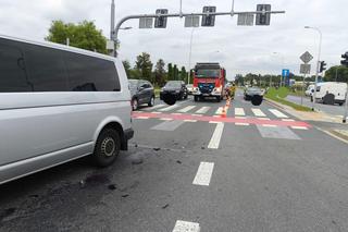 Motocykl zmiażdżony, kierowca pod busem
