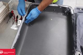 Warszawa. 4 kg heroiny ukryte w dnie walizki