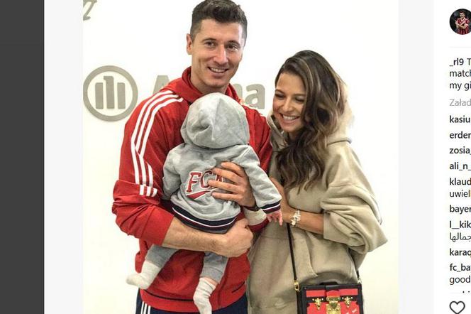 Robert Lewandowski z żoną i córką na meczu Bayernu