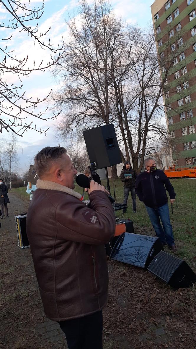 Michał Wiśniewski śpiewa i wygina się przed szpitalem w Rybniku. Co on tam wyprawia?! Mamy nagranie 