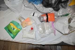 Pościg jak z filmu w Warszawie! W BMW środki odurzające i broń! Zobacz, co grozi zatrzymanej parze! 