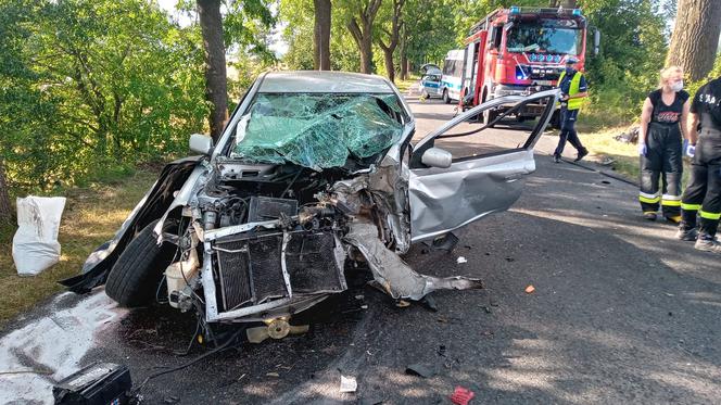 Wypadek w Mikstacie - 30-letni kierowca walczy o życie, uderzył w drzewo